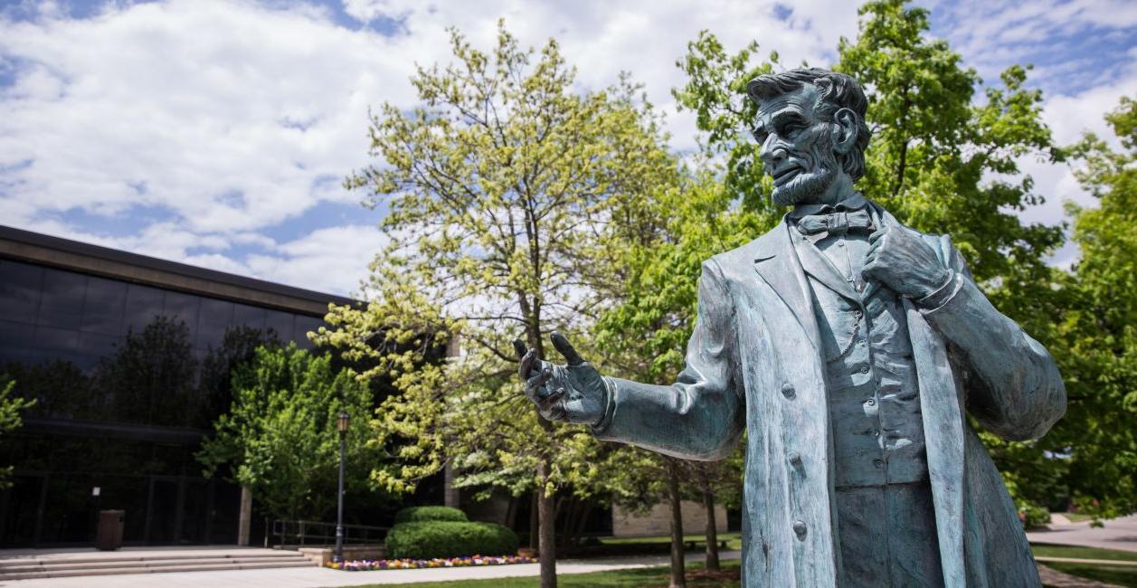 Abraham Lincoln statue on 博彩网址大全's campus.